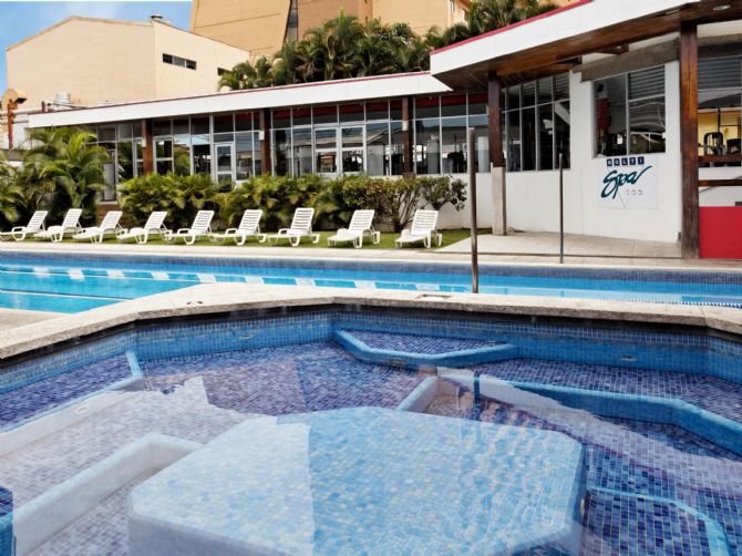 Piscina y Jacuzzi en el Hotel Crowne Plaza Corobicí