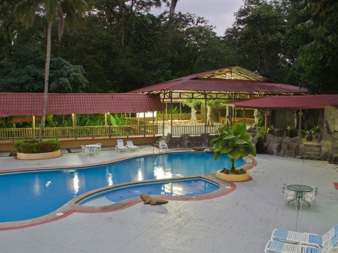 Piscina en el Hotel El Bambu