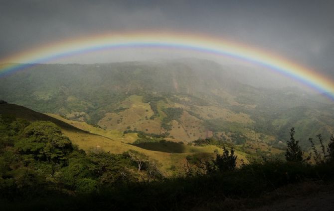 Arco iris sobre vista del bosque nuboso