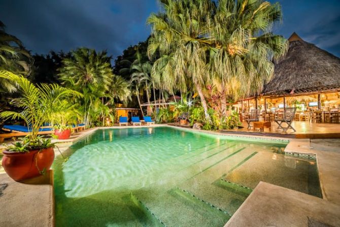 Piscina de noche en el Hotel Pasatiempo