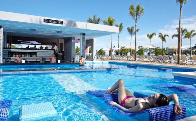 Relajese en la piscina del Hotel Riu Palace Costa Rica