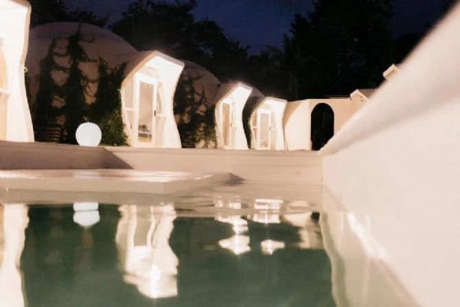 Vista de las habitaciones desde la piscina en el Igloo Beach Lodge