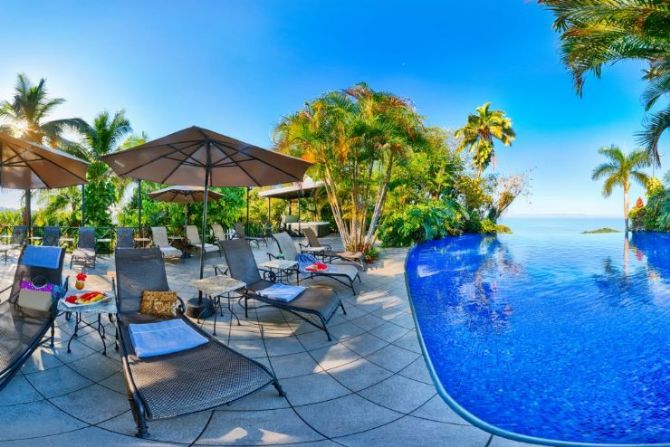 Hermosa piscina del Hotel Villa Caletas