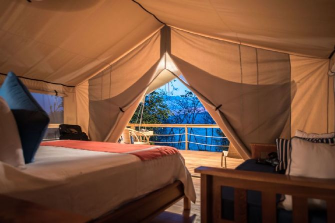 Dentro de las carpas en Glamping Isla Chiquita