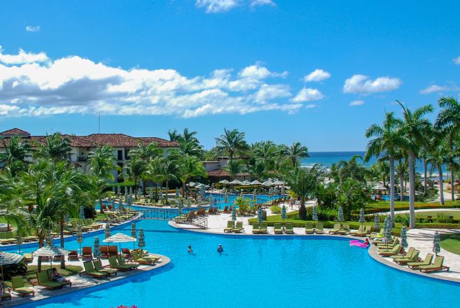 Piscina expansiva en el JW Marriott Guanacaste