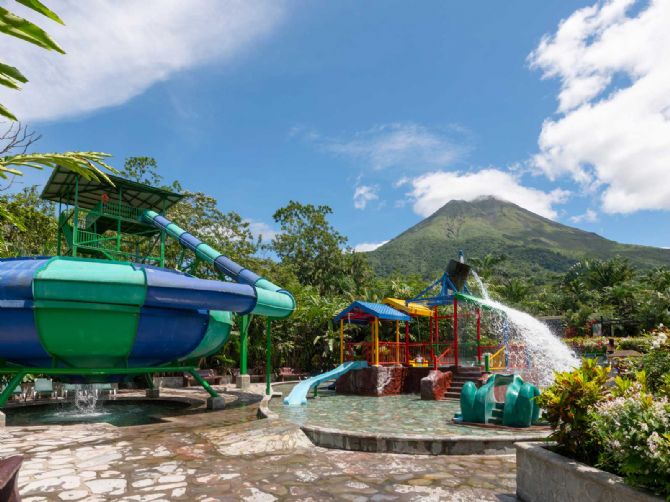 Area de juegos de piscina en Baldi Hot Springs Hotel & Spa