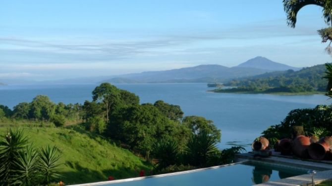 Vista del lago Arenal desde la piscina