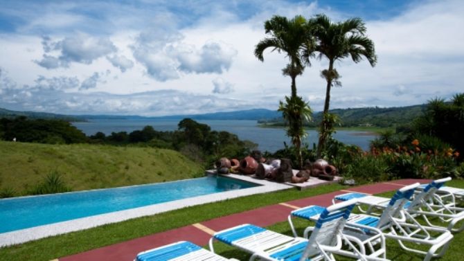 Piscina en La Mansion Inn Arenal