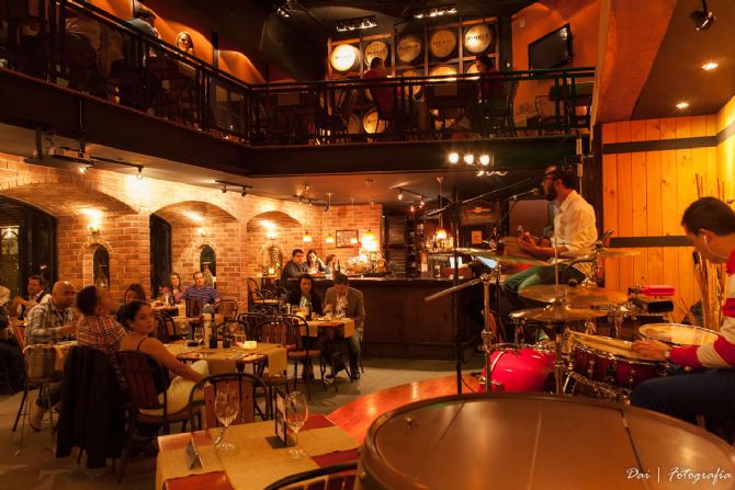 Música en vivo en Tintos & Blancos
