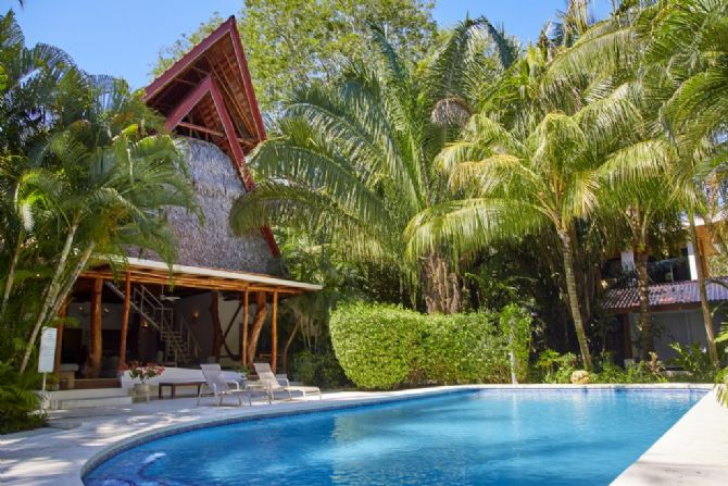 Piscina en el Hotel Living