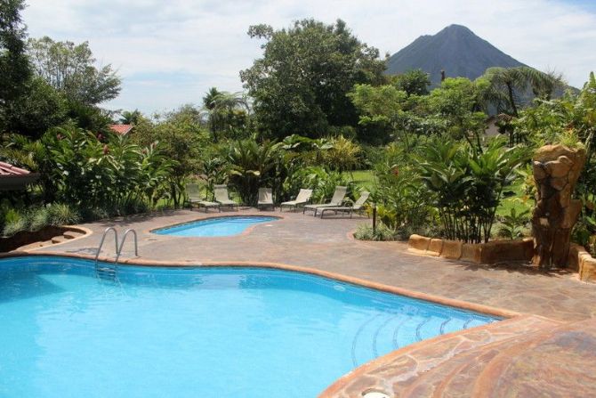 Vista del volcán Arenal desde la piscina