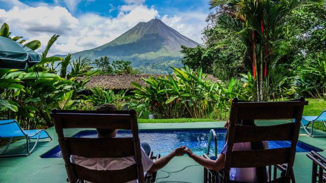 Habitacion con piscina privada con vista al volcan