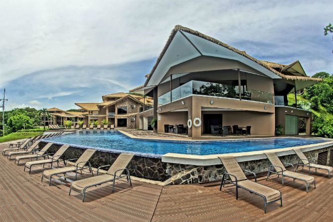 Relajantes sillas de piscina en Nammbu Bungalows frente al mar