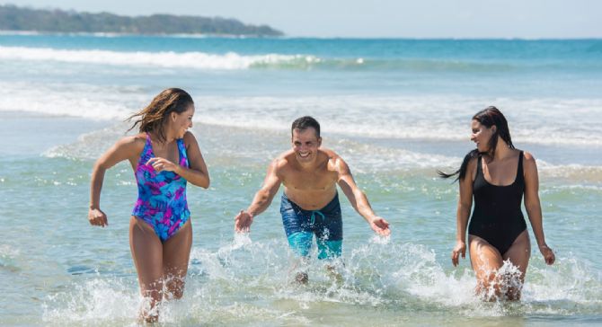 Divirtiéndose en la playa en Playa Langosta