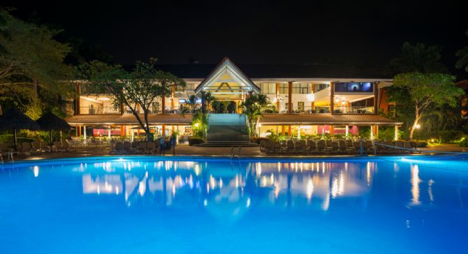 Noche en la piscina en Occidental Tamarindo