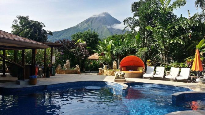 Vista del Volcan Arenal desde la piscina de Nayara Resort Spa and Gardens