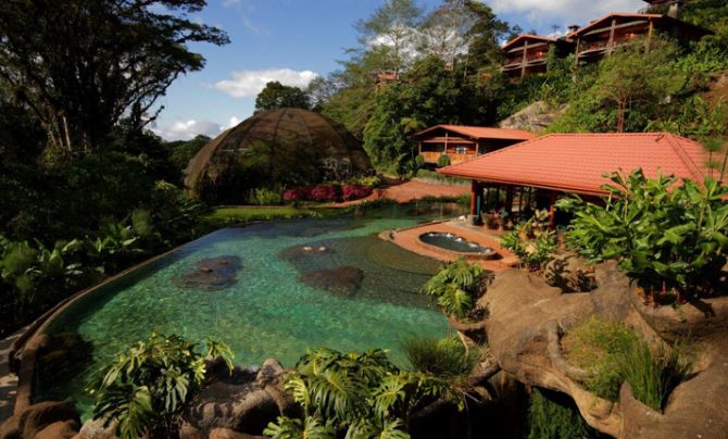 Piscina y jacuzzi en Peace Lodge