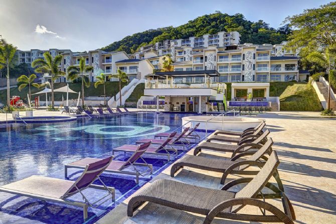 Piscina principal en Planet Hollywood Beach Resort