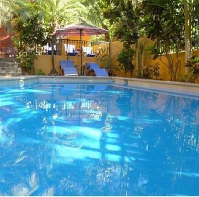 Piscina familiar en Reboot Resort