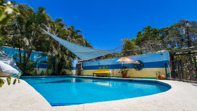 Piscina refrescante en Hostal La Posada