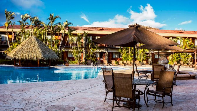 Mesas junto a la piscina del DoubleTree by Hilton Hotel Cariari San José - Costa Rica