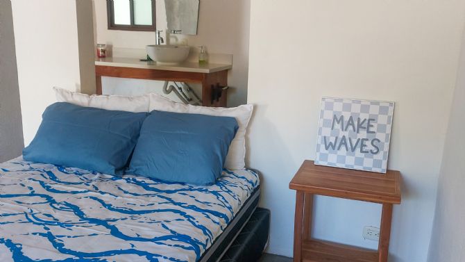 Cabina con cama Queen en Tao Destinations