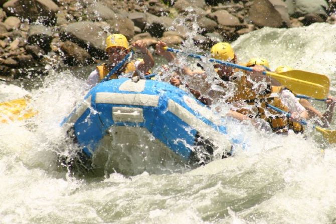 Pasando por un rápido en el río Pacuare