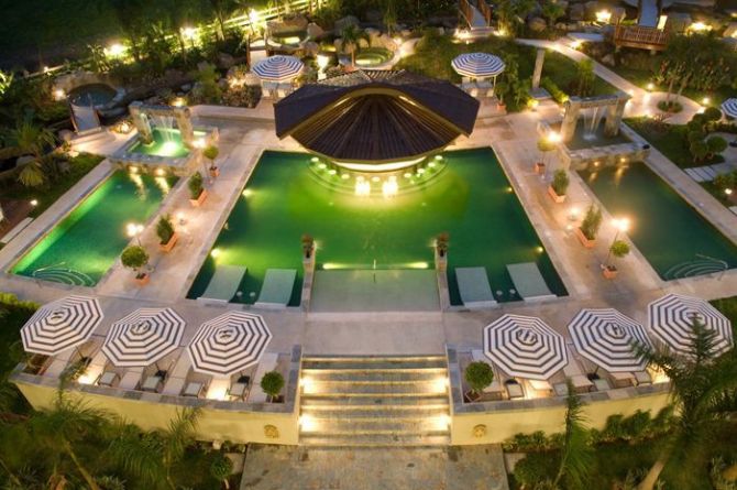 Piscina de aguas termales en el Royal Corin Thermal Water Spa & Resort