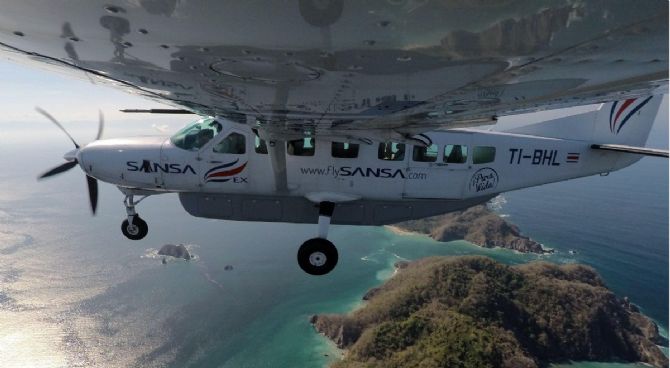 Sobrevolando sobre la hermosa costa