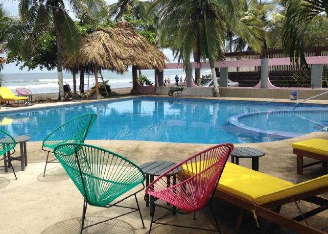 Piscina frente al mar en Selina Jaco