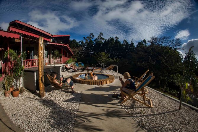 Jacuzzi al aire libre con vista al bosque nublado en Selina Monteverde