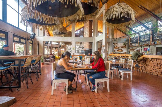Restaurante y bar en Selina Monteverde