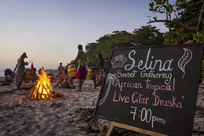 Fiesta en la playa en Selina Santa Teresa North