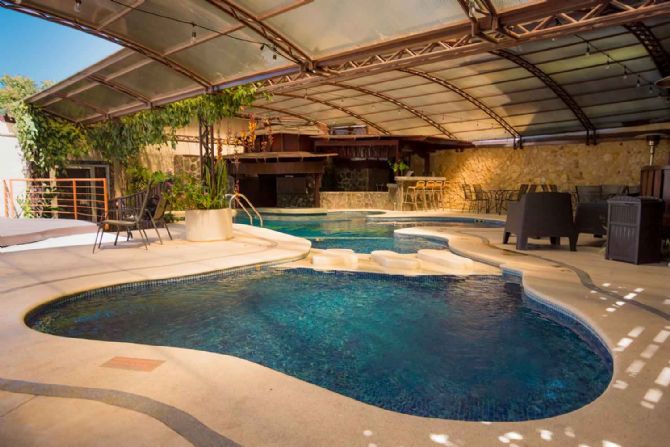 Refrescante y moderna piscina en Hotel Poco a Poco