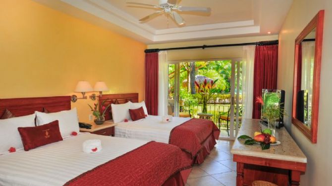 Habitación con acceso a la piscina en Hotel Tamarindo Diria Beach Resort