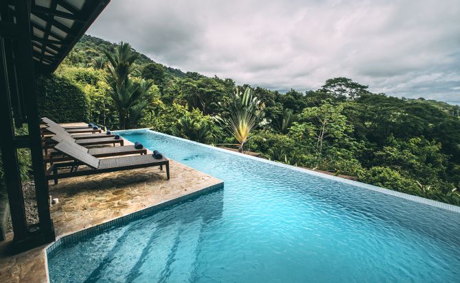 Piscina con hermosas vistas al mar y a la selva, Tiki Villas Rainforest Lodge & Spa