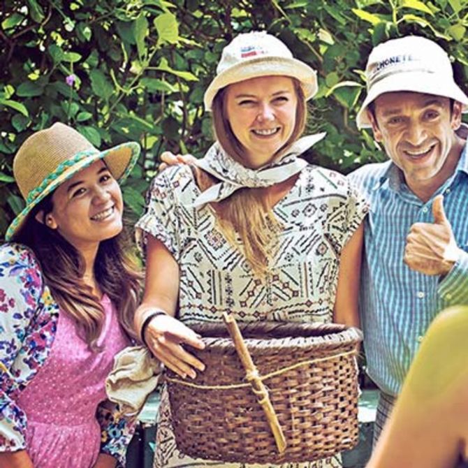 Turistas disfrutando el Tour de Café Britt