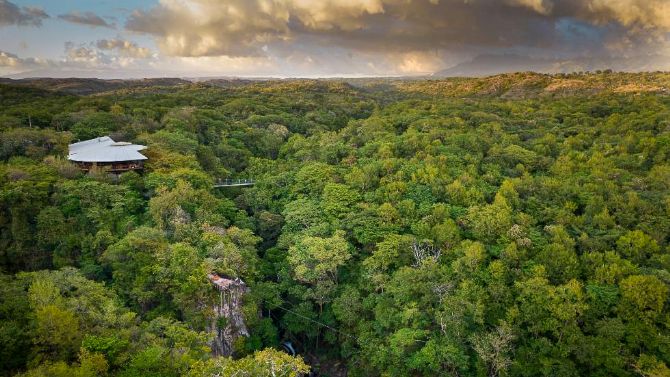 Selva tropical alrededor de Rio Perdido Hotel & Thermal River