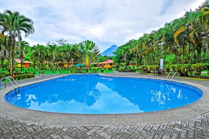 Piscina del hotel con el Volcan Arenal