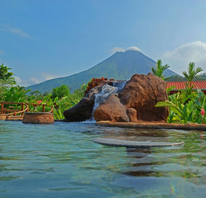 Vista del Volcán Arenal desde la piscina