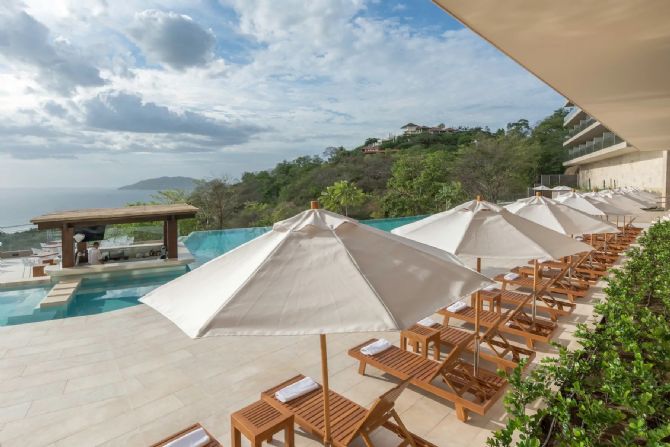 Piscina Wyndham Tamarindo con vista al mar