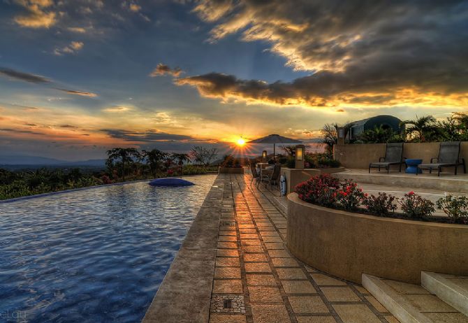 Puesta de sol desde la piscina del Xandari Resort Hotel & Spa