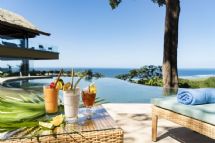 Poolside tropical drinks at Boutique Hotel Lagarta Lodge
